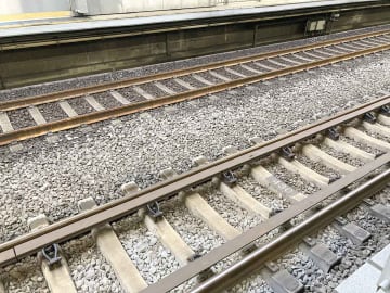 東海道新幹線、保守用車が衝突　東京ー浜松間はおおむね1時間当たり2本、各駅停車で運転