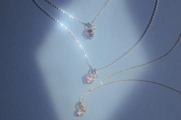 ノジェスのクリスマス、ダイヤモンド輝くチャームネックレスやラッキーモチーフのお守りジュエリー