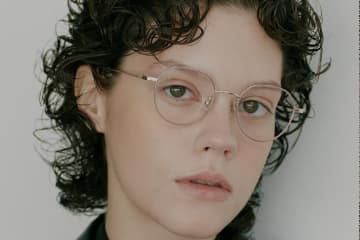 Zoff×マルゥ ユナイテッドアローズ、細めメタルフレームのメガネ＆淡いカラーサングラス