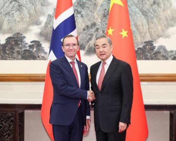 王毅氏、ノルウェー外相と会談