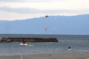 平塚で実験、海の溺者にドローンで浮輪…遠くなればライフセーバーより早い