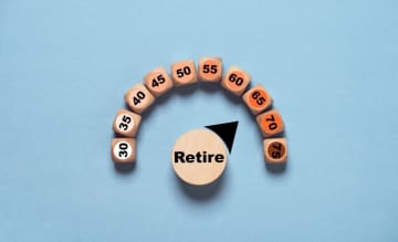 退職の月で年金額が変わるって本当？ “64歳11ヶ月がベスト”といわれる理由が知りたいです。