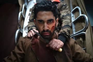 骨が砕け、肉が潰れ、血しぶきが飛ぶ！ 列車は血と悲鳴に満ちた“移動式の戦場”と化す… インド映画の暴力描写の常識をぶち壊す『KILL 超覚醒』