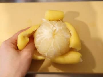 【検証】グレープフルーツが秒で“つるん”とむける！？噂のテクを試してみたら⇨速攻でつるつるの実が味わえた！