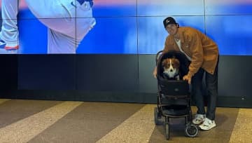 大谷翔平、自身のニューバランス広告の前でデコピンと笑顔の記念撮影　足元は白スニーカーですっきりまとめる