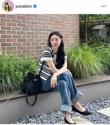 キム・ヨナ、ショーパン×スニーカーの大人カジュアルで「激カワ」　いろんなポーズでパシャリ