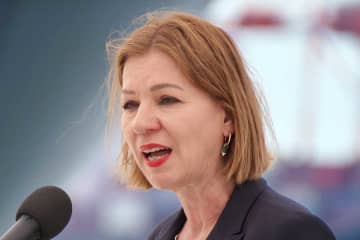 「本当に助かりますね」　駐日ドイツ大使が早朝の新幹線ホームで感動した便利なものとは