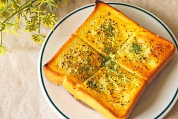 TikTokで話題の「ガーリックトースト」　生にんにくの香りがやみつきになる