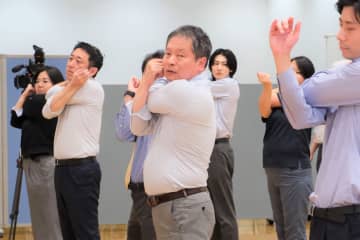働く世代の5割以上がスポーツ習慣なし…河合純一スポーツ庁長官が職員と「首」「肩甲骨」エクササイズにチャレンジ！可動性の改善に驚き