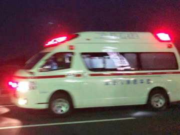 自転車の男性死亡…車と衝突、明け方前の交差点で　左折中だった車、対向から直進してきた男性とぶつかる　運転手が通報　意識があった男性、容体が急変…病院で息を引き取る