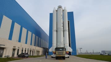 「長征8号甲遥5」ロケットが発射エリアへ