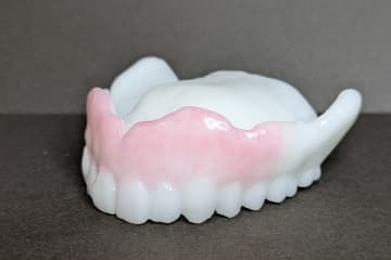 死亡率を下げる夜専用「おやすみ入れ歯」　日本初の入れ歯型マウスピースが、提供開始3年で製作数160個超え