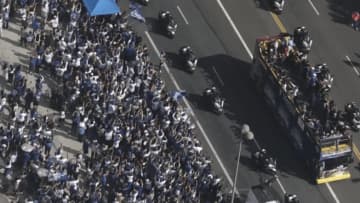 身動きできないほどの人だかり！　ドジャース優勝パレードを空撮した映像に注目集まる