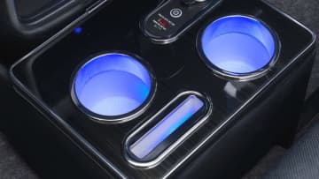「デッドスペースにスッポリ…」「コレは欲しい！」LEDライト搭載で車内が激変。スマホ充電もOK！ 便利なアイテムを紹介