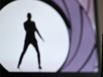 007公式「ジェームズ・ボンドのパスポート見せたる。誕生日は…」→「ぴったり！」「なるほどね！」