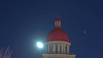 中国の夜空に「笑顔」　木星・ポルックス・月が共演