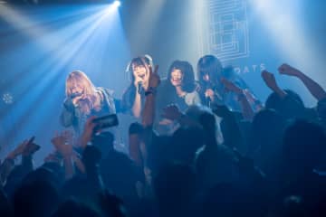＜ライブレポート＞青春パンクアイドル・BLUEGOATS「最後は絶対に私が必ず迎えにいくからね」結成4周年記念公演で絆を深める──来年1/28恵比寿LIQUIDROOMワンマンへ