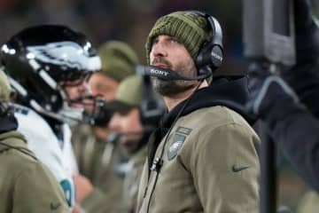 イーグルスHCシリアニが試合終盤の重要な局面でWRブラウンへのロングパスを指示した理由を説明