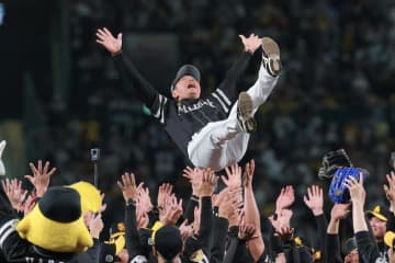 小久保裕紀監督が甲子園の夜空に舞った ホークスを5年ぶりの日本一へ導いたリベンジ物語