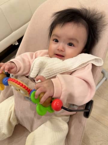 川崎希、バウンサーにつけたおもちゃで遊ぶ次女の姿を公開「家族みんなメロメロ」