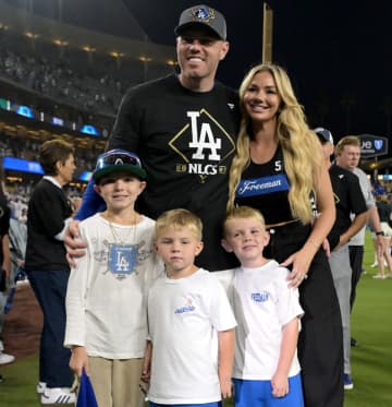 フリーマン家の保護猫が無防備にお昼寝　チェルシーさんは「ホームレス状態から昼寝するだけの生活へ。チャンプは猫の宝くじに当たったのね」