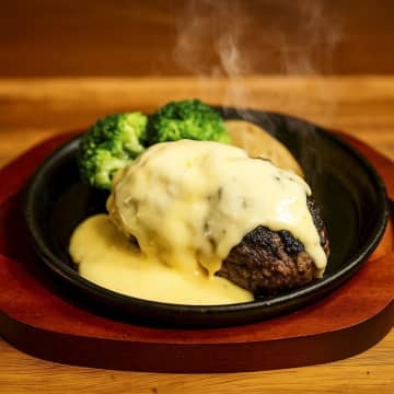 【新宿三丁目】『ラム焼肉専門店lambne』にて100%ラムハンバーグ「クアトロ羊乳チーズ＆旨塩Wハンバーグ御膳」が登場！