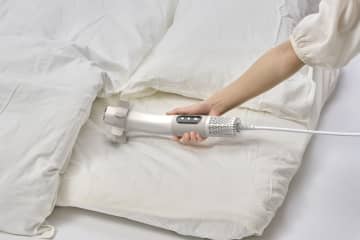 ふとんをジェット風で温めるスティック型乾燥機