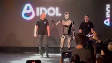 ロシアが初の国産ヒューマノイドロボット「AIDOL」を発表