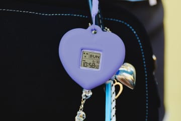 BABY-G“ハート型チャーム”になる新感覚ウオッチ、腕時計＆チャームの2WAY仕様
