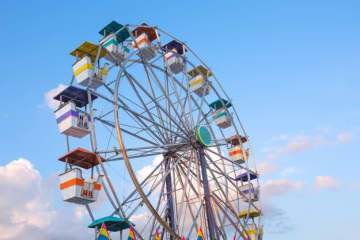 「ゴンドラがワイヤーに引っかかって…」観覧車から少女2人が落下。居合わせた人が騒然とする現場を撮影