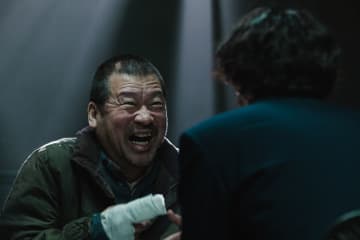 映画『爆弾』興行収入10億円突破　“10円ハゲ”まで作り上げた佐藤二朗の断髪式映像を特別公開