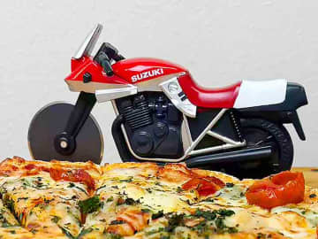 あの「ピザカッターナ」に新色レッドが登場！ 名車 GSX1100S KATANA を模したピザカッター予約販売を開始