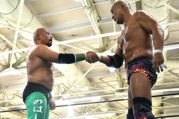 のはしたろう神戸凱旋大会満員札止に感極まって男泣き！大流血のハードコアファイトに散るも弾丸戦士がマイクで激励