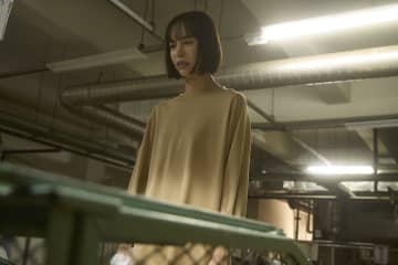 まじめな人妻・莉沙（井桁弘恵）の唇を奪った美青年ジムトレーナー・涼（豊田裕大） がDV妻・凪子（山崎紘菜）と離れない、壮絶な理由が明かされる