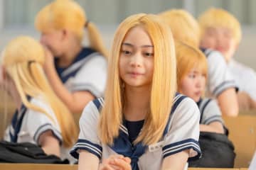 白鳥玉季、人生初の金髪姿　世間を騒がす“金髪デモ”首謀者に　「金髪」場面写真