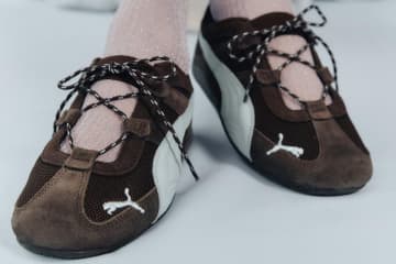 プーマのスナイデル限定「スピードキャット GO」スニーカー、“ブラウン×ライトブルー”カラー