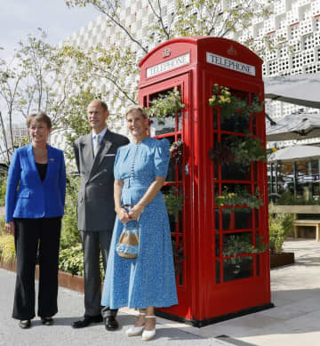 万博展示品、関西3空港に　電話ボックスや模型計13点