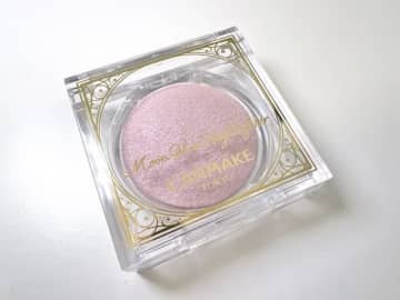 【冬に映えるツヤほっぺ】キャンメイクの名品「ムーングロウハイライター」、新色はほの甘ラベンダーピンク【使用レビュー】