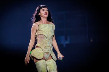 ケイティ・ペリー、【ザ・ライフタイムズ・ツアー】を記念した新しい蝶のタトゥーを披露