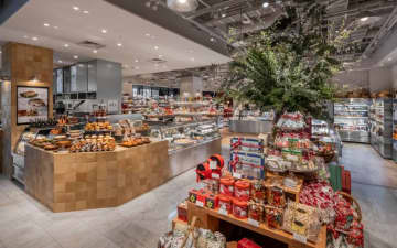 都内有名パティスリーのお菓子や、レストランシェフコラボで誕生した食材などが揃う”食の宝庫”を紹介！「DEAN ＆ DELUCA 品川」2025 年11 月1 日（土）リニューアルオープン