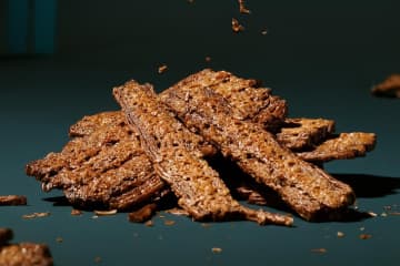 北海道発の冬限定スイーツ「スノー」まるで樹皮！”ザクザク食感”ラングドシャ入りチョコクッキーパイ