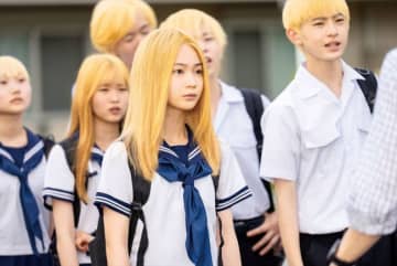 白鳥玉季、人生初の“金髪”に挑戦！　岩田剛典主演『金髪』場面写真解禁