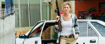 巨漢警官を盾に奪い取った拳銃をぶっ放す　警官たちに怒りの反撃　「ドミニク 孤高の反逆者」本編映像