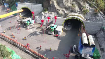 襄宜高速道路の宜昌区間で最初の長距離トンネルが貫通　中国湖北省