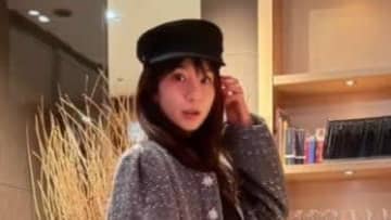 ほしのあき(48) “絶対領域”見せのミニスカ×ニーハイコーデ披露！変わらぬ美スタイルでモデルウォークする様子に反響「素晴らしい」