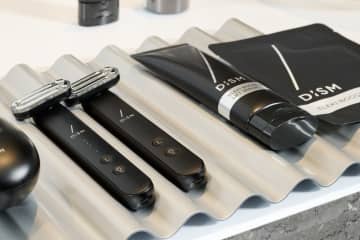 メンズスキンケアブランド『DISM』おすすめ美顔器＆洗顔料の使用感は？ 三代目JSB・岩田剛典が公の場で実演「電車で使っても気づかれないかも（笑）」