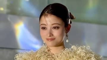 「女神すぎる」橋本環奈 ゴージャスな金のドレス姿で巨大クリスマスツリーとの2ショット披露！気品あふれる様子に「めちゃめちゃ神々しい」