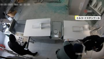 “黒ずくめ”の宝石泥棒わずか4分で店内の商品根こそぎ盗む一部始終…6人組が見張り役や袋役など役割分担　トルコ