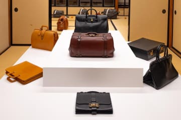 吉田カバン創業90年を辿る展覧会が東京で、創業者娘によるバッグ手縫い実演＆限定アイテム