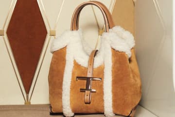 トッズの25年クリスマスバッグ、“もこもこ”シアリングの「Ｔタイムレス」＆ファートート